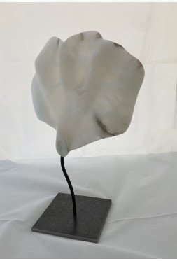 Sculpture en albâtre blanche, taille directe.